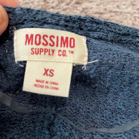 blue pull over - Picture 3 of 3